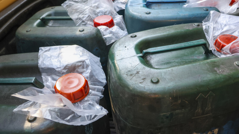 Вывозили из Казахстана топливо и продавали на трассе: 37 водителей задержали в Кыргызстане