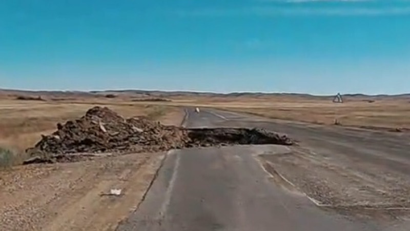 Водители пожаловались на две большие ямы на трассе Жезказган – Аркалык