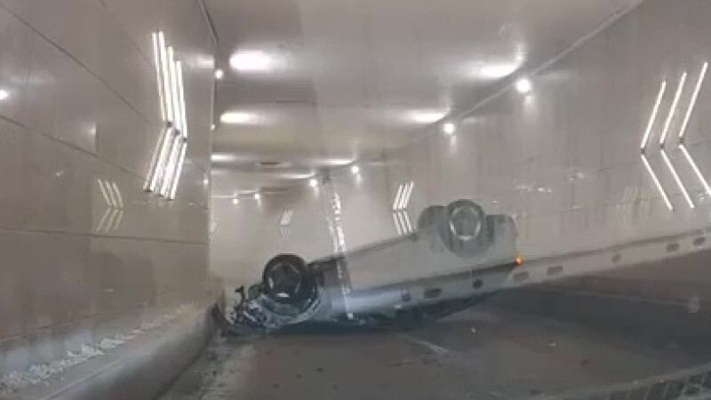 Легковушку занесло в тоннеле: видео странной аварии разлетелось по сети