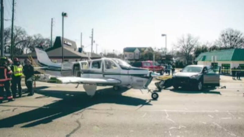 Самолёт приземлился прямо на дорогу и протаранил несколько авто в США, Аренда авто Алматы | naprokat.kz