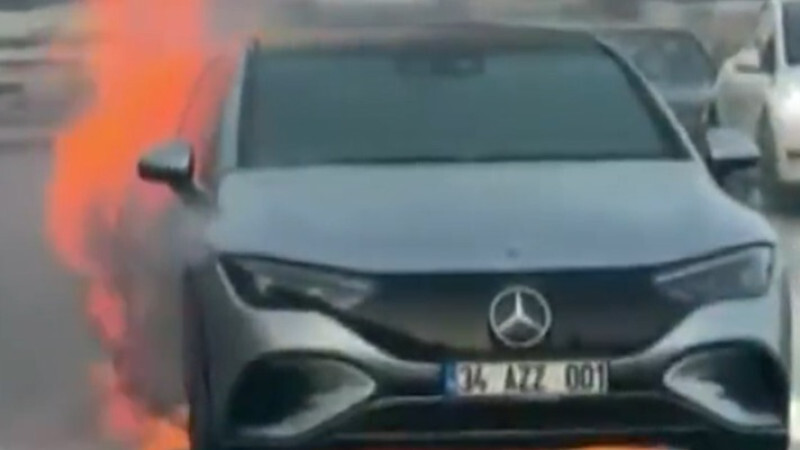 В Турции загорелся электромобиль Mercedes - пожар тушили 12 часов