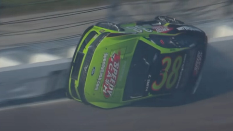 Гонщик NASCAR проехал по стене и несколько раз перевернулся