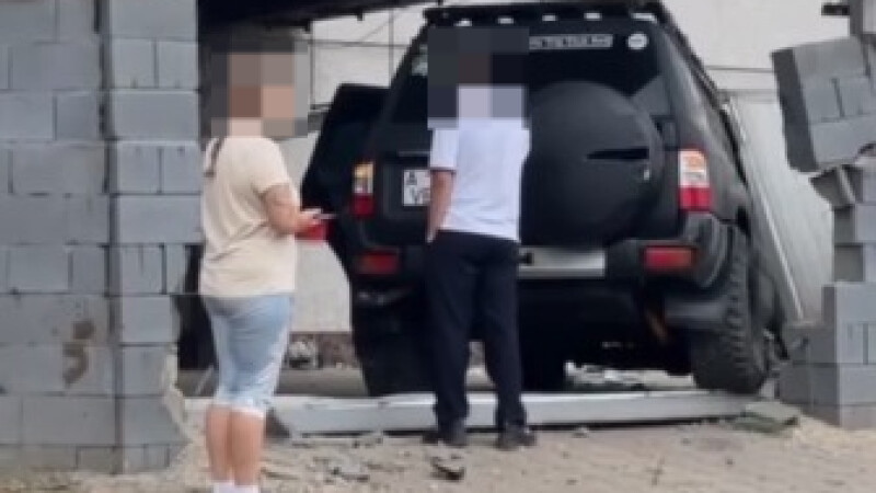 В Алматы школьник за рулём внедорожника снёс забор жилого дома, Аренда авто Алматы | naprokat.kz