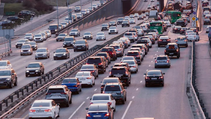 “Пропустите, везу клубнику в шоколаде“: Астану и Алматы сковали пробки