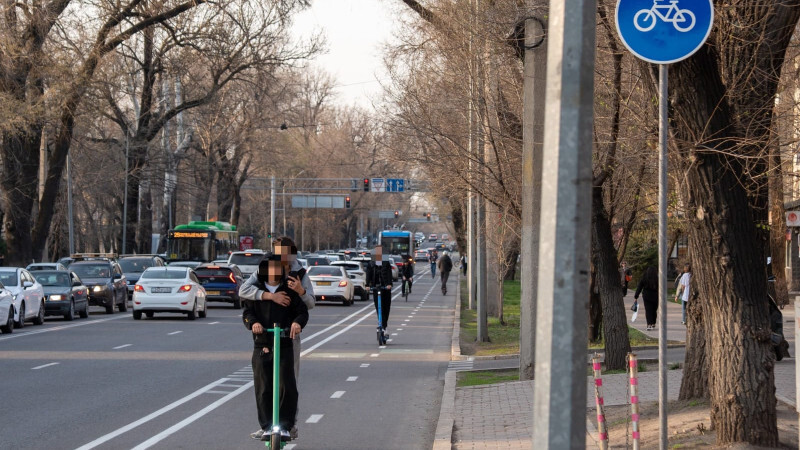 Ездят вдвоем и бросают где попало - электросамокаты вернулись в Алматы, Аренда авто Алматы | naprokat.kz