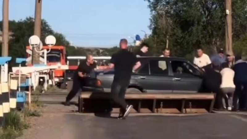 Mercedes застрял на железнодорожных путях в Караганде - видео