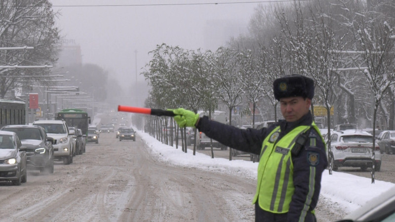 Снегопад в Алматы стал причиной массовых ДТП
