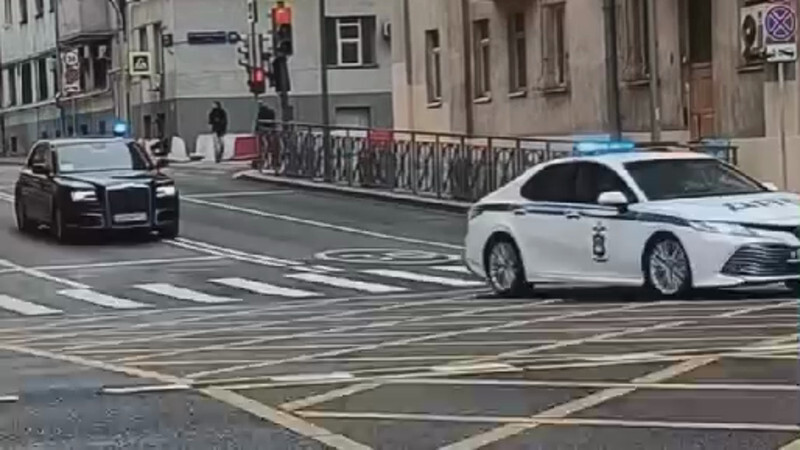 Робот-доставщик перегородил путь кортежу: видео разлетелось по сети