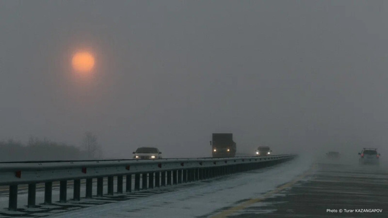 Участок автодороги закрыли в Атырауской области из-за плохой видимости