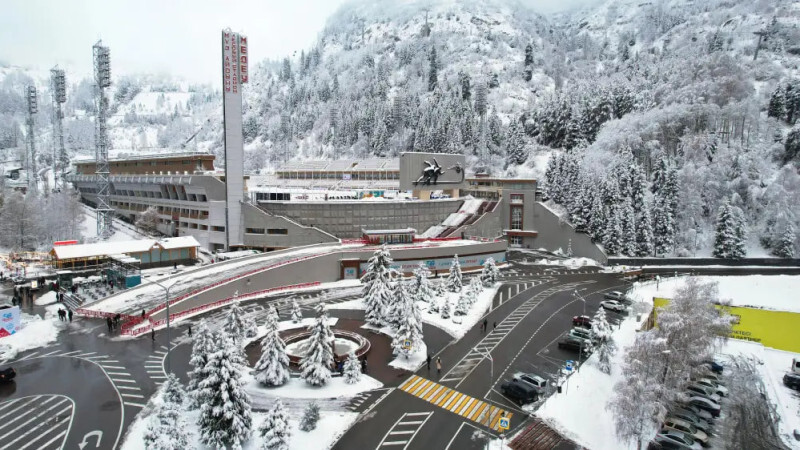 Электромобилям хотят ограничить движение на дороге Медеу – Шымбулак: новые детали