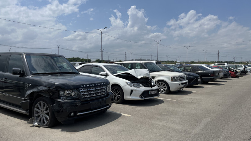 Масштабный рейд в Алматы: у водителей забирают авто на штрафстоянки