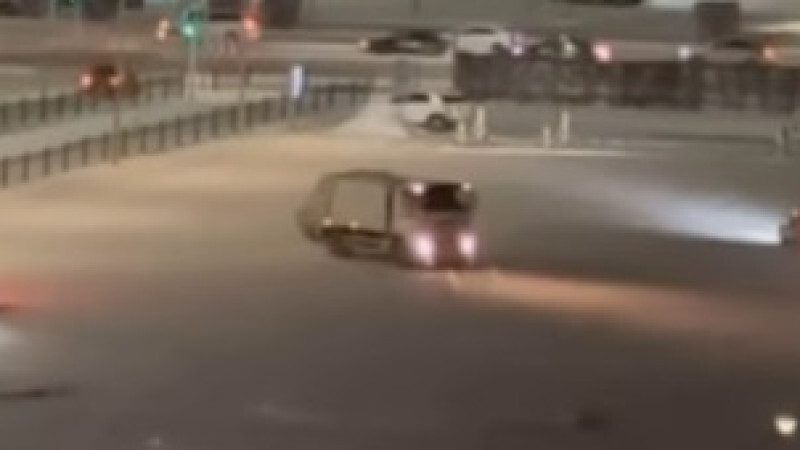 Снегоуборочная машина устроила дрифт-шоу на парковке в Астане