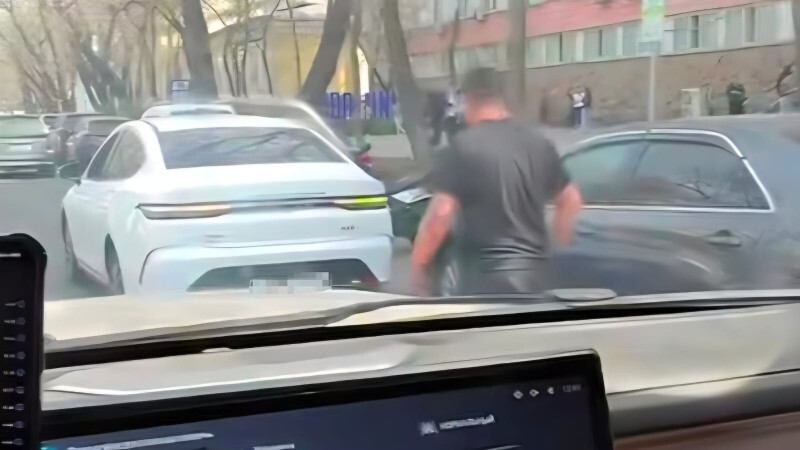 Ждавший пассажира водитель чуть не “лишил“ прав других автомобилистов - видео