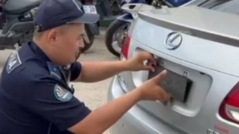 Госномер-перевертыш обнаружили на Lexus в Актюбинской области Госномер-перевертыш обнаружили на Lexus в Актюбинской области | Аренда авто Алматы | naprokat.kz