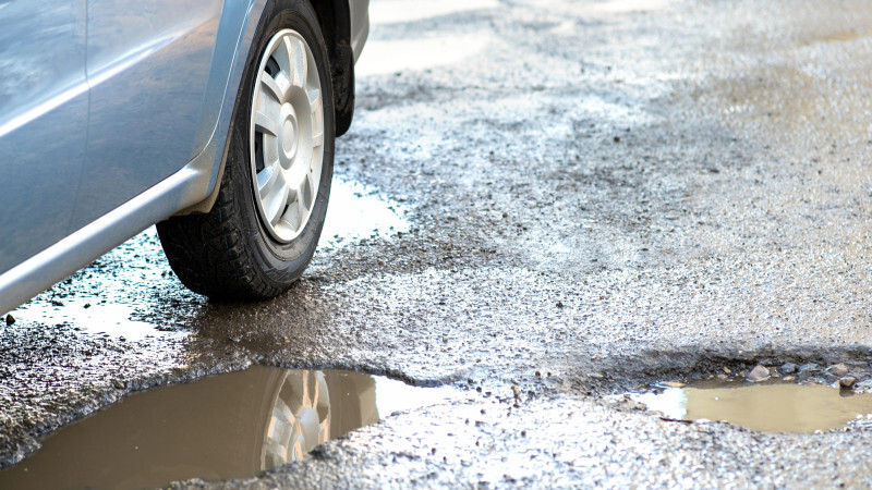 Казахстанцы подают в суд на “КазАвтоЖол“ из-за пробитых колёс и сломанных подвесок