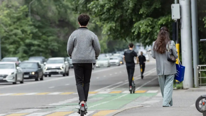 Самокатчикам в Алматы запретят ездить по тротуарам, но построят больше велодорожек, Аренда авто Алматы | naprokat.kz