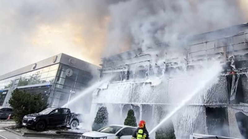 Пожар едва не уничтожил целый комплекс автосалонов в Варшаве - сгорели десятки автомобилей