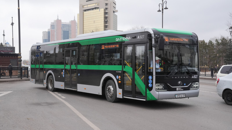 Автобус въехал в остановку в Астане: видео