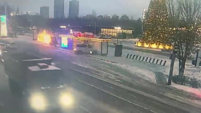 Водитель снес автобусную остановку в Астане, Аренда авто Алматы | naprokat.kz