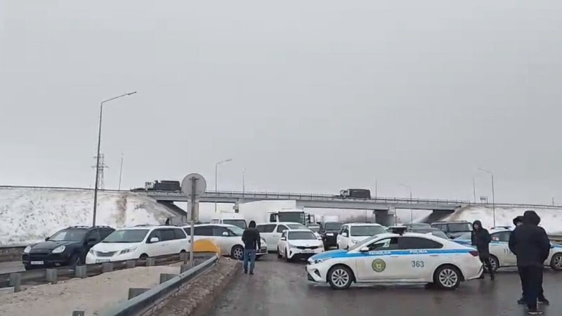 Непогода парализовала трассы в Казахстане: сотни машин движутся только с сопровождением