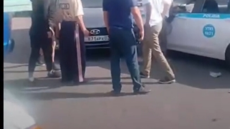 Задержанный устроил ДТП прямо из салона патрульного авто в Алматы