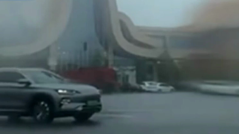 Молния трижды попала в авто с водителем в Китае. Видео